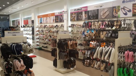 Modular Footwear Display Aisle Systems